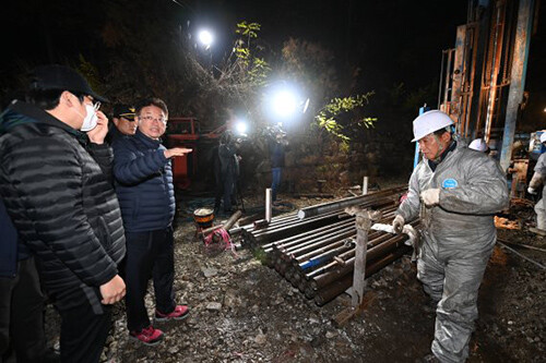 이철우 경북지사가 지난달 31일 봉화 광산 매몰현장의 시추작업을 점검하고 있다. 사진=경북도 제공