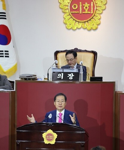 사진은 지난 9월 16일 홍준표 대구시장이 대구시의회 제295회 정례회 제2차 본회의에서 발언하는 모습. 사진=남경원 기자