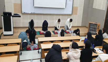 김포대학교는 지난달 28일 김포대 호프관에서 ‘심폐소생술 수료 과정’ 취업지원프로그램을 운영했다. 사진=김포대 제공