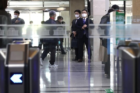 검찰은 9일 이재명 민주당 대표의 오른팔 격인 정진상 당대표실 정무조정실장의 자택과 사무실 등을 압수수색했다. 9일 오전 국회 본청 입구 앞에서 정진상 실장 사무실 압수수색을 위해 대기하고 있는 검찰 관계자들. 사진=박은숙 기자