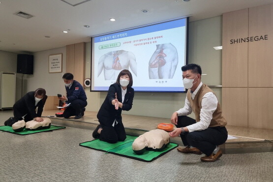 신세계 센텀시티 임직원들이 대교육실에서 심폐소생술 교육을 받고 있다. 사진=신세계 센텀시티 제공