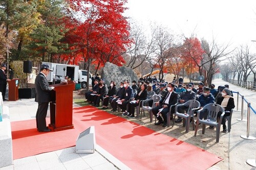 호국무공수훈자공적비 건립 13주년 기념행사에서 정성환 지회장이 인사말을 하고 있다. 양평군무공수훈자회 제공