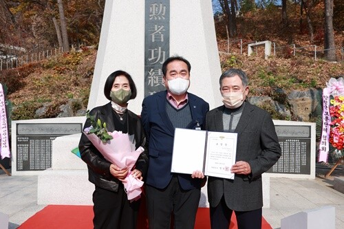 김영태 양평부군수가 홍진석 6.25참전자와 이정임 유족회 회원에게 양평군수 표창을 전수했다. 양평군무공수훈자회 제공