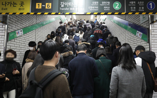 서울 구로구 신도림역이 퇴근하는 시민들로 붐비고 있다. 사진=박정훈 기자