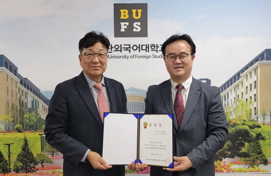 특임교수 임용장을 수여받는 김성훈 전 의원(오른쪽). 사진=김성훈 전 경남도의원 제공