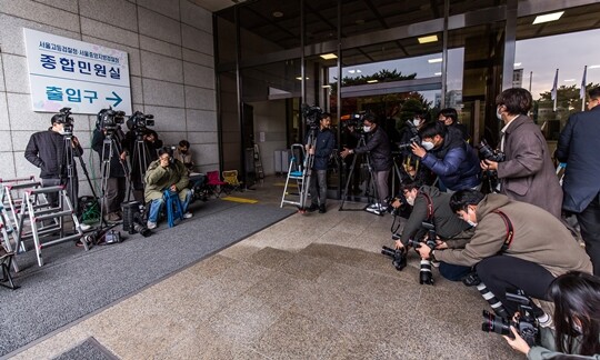 ‘제대로 찍힌 사진 한 장도 찾기 힘들다’고 알려진 정진상 실장은 11월 15일 검찰에도 비공개로 출석했다. 이날 서초구 서울중앙지방검찰청 입구에서 취재진이 대기하고 있었지만 역시 사진은 촬영되지 못했다. 사진=최준필 기자