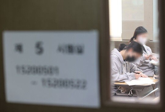 2023년도 대학수학능력시험이 치러진 17일 오전 서울 중구 통일로 이화여자외국어고등학교에 마련된 고사실에서 수험생들이 시험을 준비하고 있는 모습. 사진=사진공동취재단