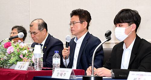 이철우 지사(오른쪽 두번째)가 17일 경북대에서 열린 경상대학 창립 50주년 기념 복현금융경제포럼에서 '지방 소멸시대의 대구경북 발전방안'이라는 주제로 대화의 시간을 갖고 있다. 이 자리에는 학생과 교직원 등 150여명이 함께했다. 사진= 경북도 제공