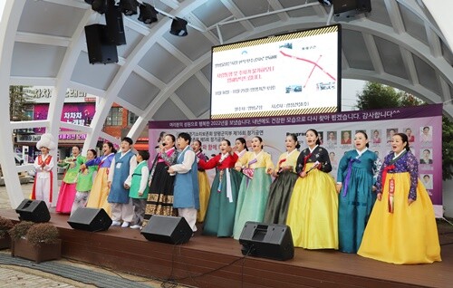 경기소리보존회양평군지부 제 16회 및 양평민요보존회 제 5회 정기공연이 지난 13일 양평물맑은시장 쉼터에서 개최됐다. 사진=김현술 기자