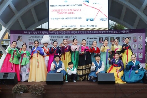 출연자들이 기념사진을 촬영하고 있다. 사진=김현술 기자