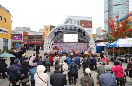 이날 정기공연이 개최된 양평물맑은시장 쉼터. 사진=김현술 기자
