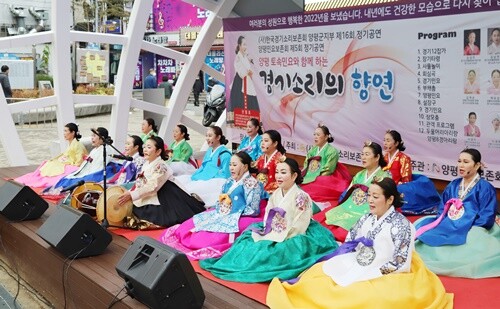 경기소리 이수자와 전수생, 전수학생들이 12잡가를 부르는 장면. 사진=김현술 기자