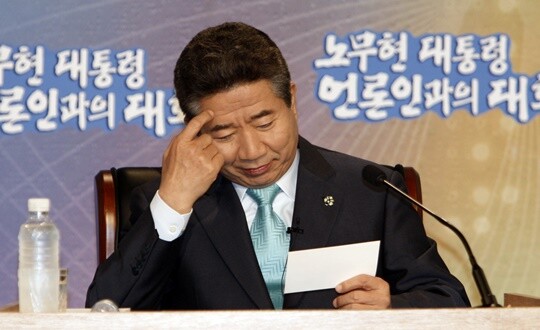 2007년 6월 17일 당시 노무현 대통령이 주요 언론단체장들과의 토론회에서 메모를 살펴보고 있다. 사진=연합뉴스