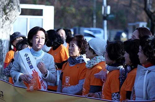 이인선 의원(왼쪽 첫번째)이 26일 수성못 관광안내소 모티(MOTII) 앞에서 '수성못을 시민의 품으로, 대구시민 서명운동'을 갖고 있다. 이날 범시민 서명운동에는 대구 '수성구을' 이인선 의원과 시의회 이만규 의장과 전경원·김태우 시의원, 국민의힘 소속 수성구의원들을 비롯한 당협 운영위원, 자원봉사자 등이 함께했다. 사진=남경원 기자