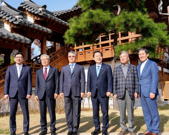 이재준 수원시장과 대학 총장들이 간담회 후 함께하고 있다. 사진=수원시 제공