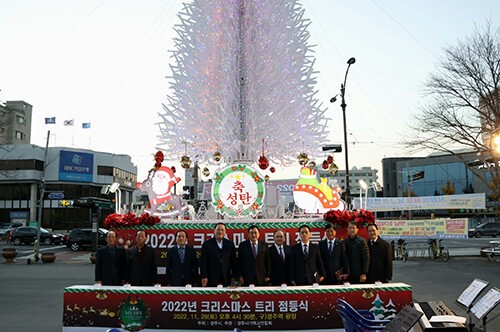 26일 구 경주역 광장에서 2022 크리스마스 트리 점등식에 행사 후 주낙영 시장을 비롯한 내빈들이 기념촬영을 하고 있다. 사진=경주시 제공