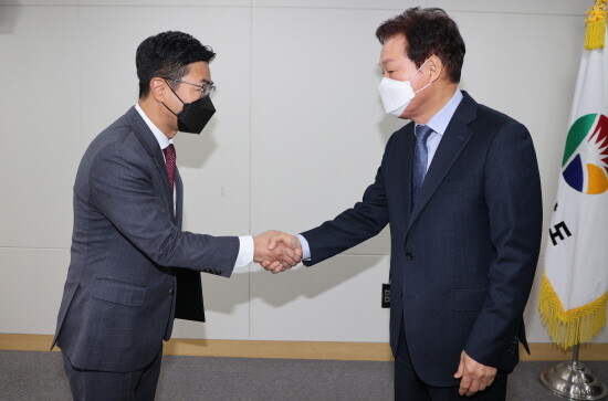 박완수 도지사(오른쪽)와 신임 장수환 홍보담당관. 사진=경남도 제공