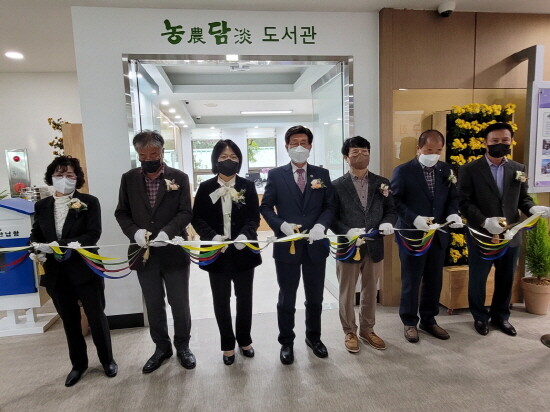 정종복 기장군수(가운데)가 기장군 농업기술센터에서 관계자들과 함께 도서관 개관식을 진행하고 있다. 사진=기장군 제공