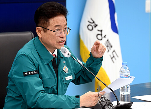 이철우 경북지사가 29일 화물연대 집단운송거부와 관련해 경북도 재난안전대책본부 첫 회의를 주재하고 있다. 이날 이 지사는 화물연대 불법행위에 대해 무관용 원칙으로 단호하게 대처하라고 주문했다. 사진=경북도 제공