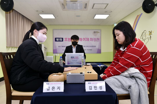 각각 파죽의 3연승을 거둔 김은지 3단과 김민정 2단의 결승 대국 장면. 사진=한국기원 제공