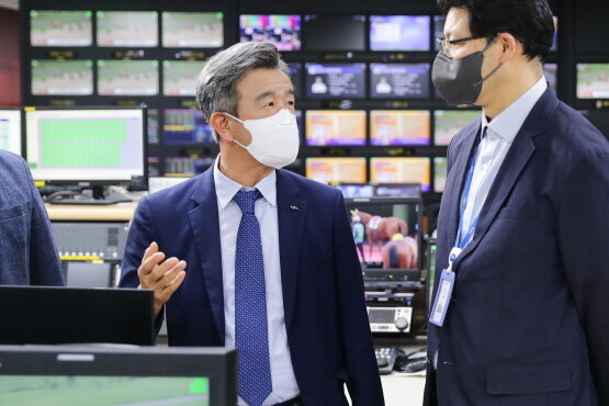 한국마사회 국제방송센터와  정기환 회장. 사진=한국마사회 부산경남 제공