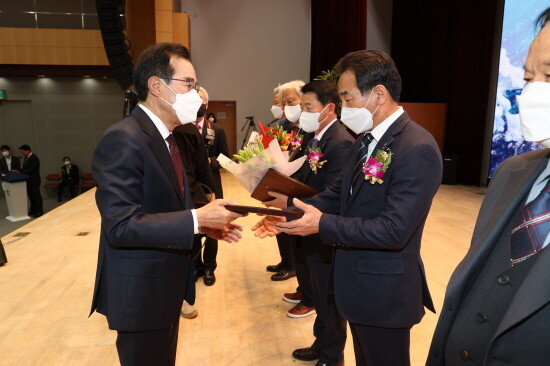 이성희 회장에게서 상을 받고 있는 배상오 조합장. 사진=경남농협 제공