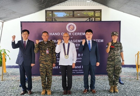 완공식은 필리핀 잠발레스에 위치한 해군 교육사령부에서 1일 열렸다. 완공식에 참석한 박도현 한화시스템 해양사업단장(왼쪽부터), 레나토 데이비드(Renato P. David) 필리핀 해군 교육사령관, 호셀리토 라모스(Joselito B. Ramos) 필리핀 획득차관대행 겸 차관보, 김영호 한화시스템 지휘통제사업부문장, 김재숙 주필리핀 한국국방무관. 사진=한화시스템 제공