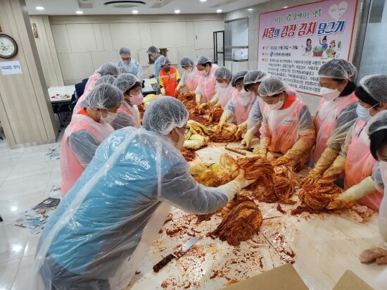 11월 29일 연제구 브니엘교회에서 봉사단체 회원들이 김장 나누기 행사에 참여하고 있다. 사진=한국마사회 부산연제지사 제공