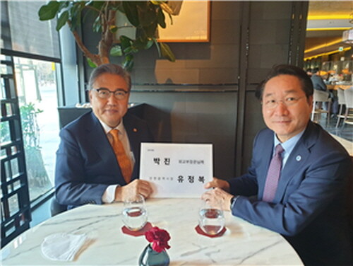 유정복 시장, 박진 외교부 장관과 만나 지역 현안 해결을 위한 협조를 요청했다. 사진=인천시 제공