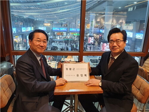 유정복 시장, 정황근 농림축산식품부 장관을 만나 인천지역 농가 등에 수출을 장려하기 위해 농림부의 해외 수출물류비 지원범위 확대를 요청했다. 사진=인천시 제공