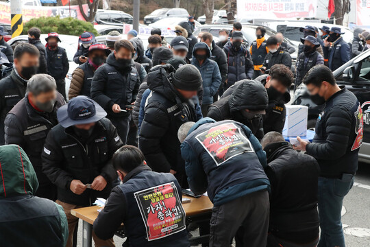 9일 오전 광주 광산구 진곡화물공영차고지에서 화물연대 광주본부 조합원이 총파업 종료 및 현장 복귀 찬반투표에 참여하고 있다. 사진=연합뉴스