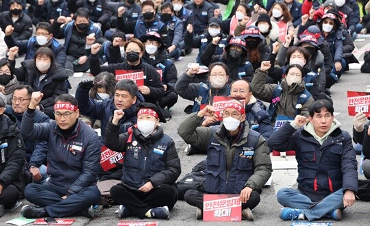 민주노총 공공운수노조가 10일 서울 영등포구 여의도에서 '화물안전운임제 사수 결의대회'를 하고 있다. 사진=연합뉴스