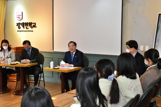 하윤수 부산광역시교육감이 16일 오후 2시 강서구 장대현학교를 방문해 탈북학생들의 교육지원 강화 방안에 대해 논의했다. 사진=부산시교육청 제공