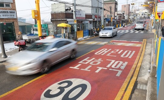 서울 시내의 한 초등학교 앞 어린이보호구역 모습. 사진은 기사의 특정 내용과 관련 없음. 사진=연합뉴스