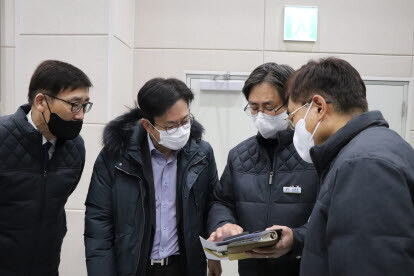 김병수 김포시장이 21일 폭설 대비 김포골드라인 차량기지 현장점검에 나섰다. 사진=김포시 제공