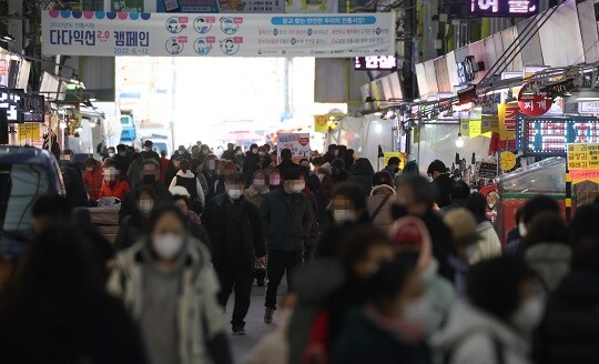 시민들이 시장에서 장을 보고 있는 모습으로 기사의 특정 내용과는 관련 없음. 사진=연합뉴스