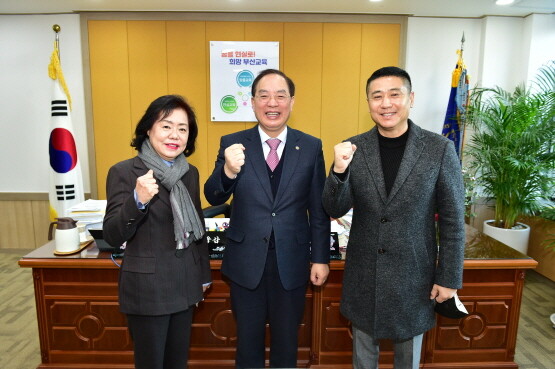 하윤수 교육감과 박정태 선수 면담 모습. 사진=부산시교육청 제공