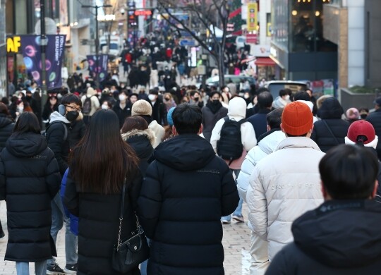 크리스마스 이브인 24일 오후 서울 명동거리가 붐비고 있다. 사진=임준선기자