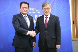 김진용 인천경제자유구역청 청장과 김경욱 인천국제공항공사 사장은 26일 송도국제도시 G타워에서 만나 공항 및 주변지역의 각종 인허가 문제 등 현안을 논의했다. 사진=인천경제청 제공