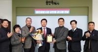 용인중앙시장 상인회, 이상일 시장실 방문해 감사패 전달