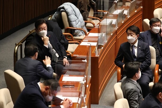 더불어민주당 이재명 대표가 12월 28일 오후 국회에서 열린 본회의에서 박홍근 원내대표, 조정식 사무총장과 대화를 나누고 있다. 사진=박은숙 기자