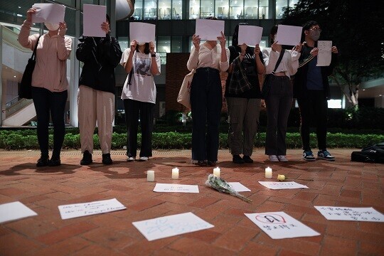 11월 29일 홍콩에서 중국 본토 유학생들이 중국의 제로 코로나 방역정책 등에 반대하는 의미에서 ‘백지 시위’를 벌이고 있다. 12월 31일 한국에서도 이같은 백지시위가 열려 눈길이 쏠리고 있다. 사진=연합뉴스