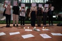 중국 유학생들, 인권-민주주의 요구 ‘백지시위’…오성홍기 대신 백저흑성기