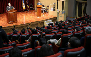 김진용 인천경제자유구역청장은 3일 송도국제도시 G타워에서 신년사를 통해 “인천이 세계 초일류 도시로 도약하는데 있어 인천경제자유구역(IFEZ)이 선봉적인 역할을 해야 한다”고 강조했다. 사진=인천경제청 제공