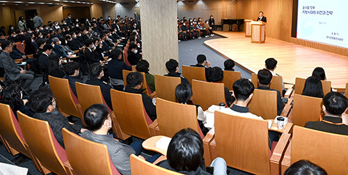 우동기 국가균형발전위원장이 '윤석열 정부의 지방시대의 비전과 전략'이라는 주제로 정부의 지방시대 핵심과제와 추진방향에 대해 강연을 하고 있다. 사진=경북도 제공