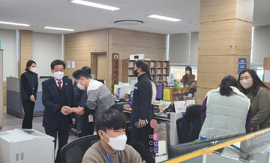 정종복 군수가 정관읍사무소를 방문한 모습. 사진=기장군 제공