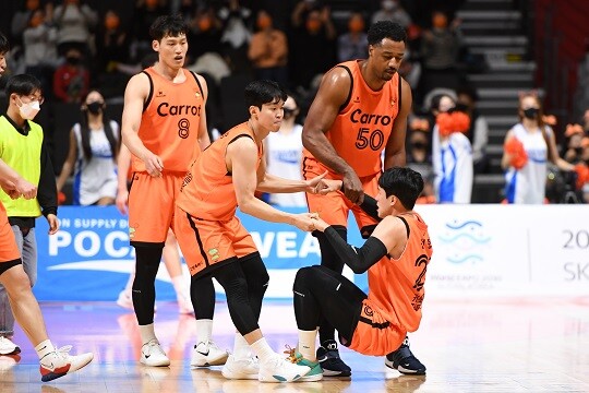 갖가지 구설수에도 선수단은 기대 이상의 활약을 보이고 있다. 사진=KBL 제공