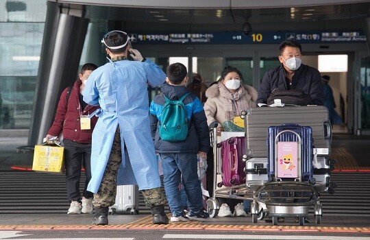 5일 인천국제공항 제1터미널 입국장에서 방역 관계자들이 중국발 입국자들을 코로나19 PCR 검사센타로 안내해 이동하고 있다. 사진=이종현 기자