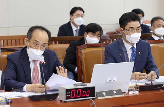 추경호 기획재정부 장관(좌)과 김창기 국세청장 사진=박은숙 기자