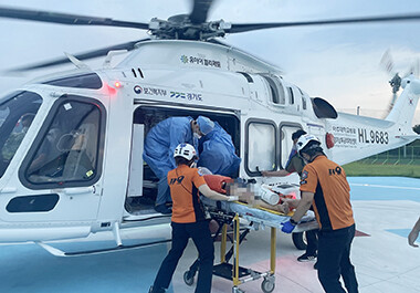 양평소방서가 지역외상 체계 구축에 기여한 공로를 인정받아 경기도지사 표창을 수상했다. 사진은 지난 8월 강상체육공원에서 중증외상환자를 아주대 닥터헬기에 인계하는 모습. 사진=양평소방서 제공.